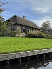 Giethoorn: Tranquil Canals and Thatched Charm