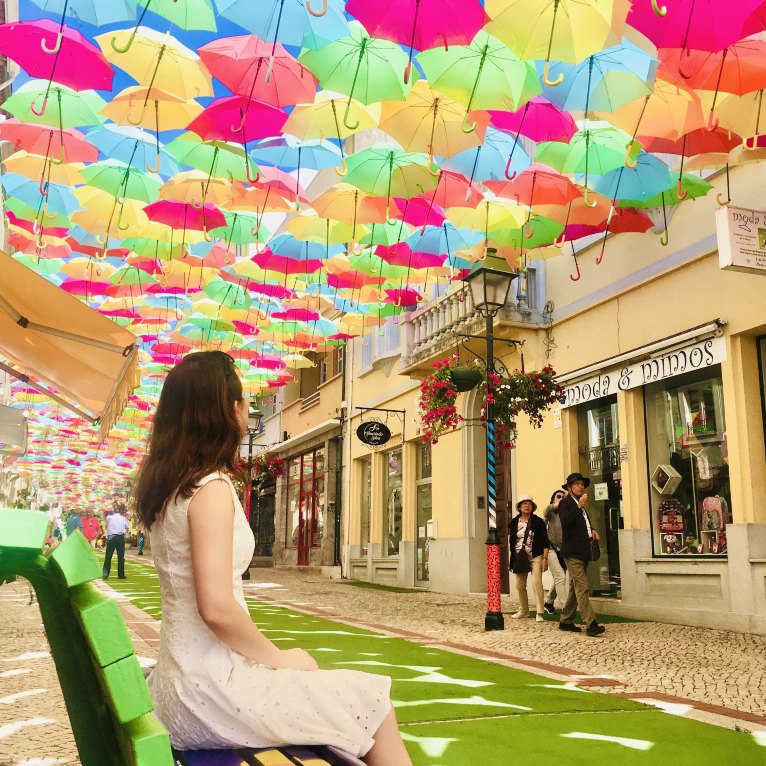 カラフルで壮観なポルトガルの傘祭り「Umbrella Sky Project」は一見の