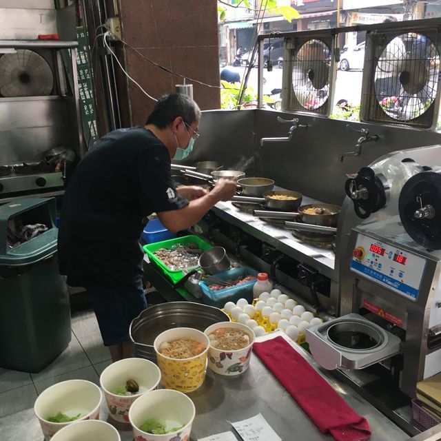 高雄美迪亞早餐店：品嘗鍋燒意麵和雞腿蛋餅的古早味