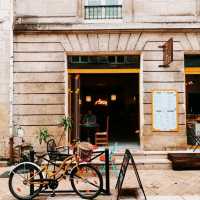 CAFE WITH COLOURFUL DÉCOR.