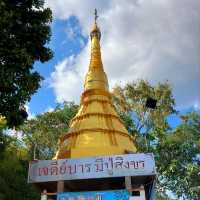 สักการะเจดีย์ทอง สำนักสงฆ์ห้วยน้ำใส สวนผึ้ง