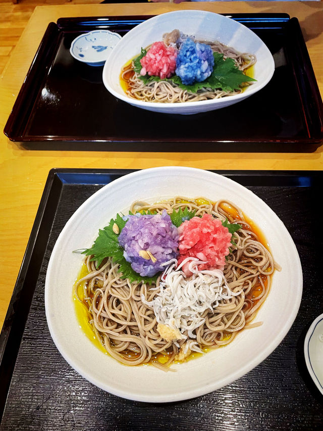 【神奈川県/極楽寺　お蕎麦の上にある色鮮やかな紫陽花&レモンをかけて色の変化も楽しめる】