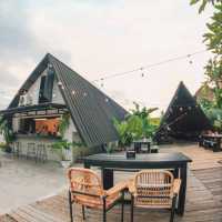 WARUNK BASTIAN | WITH A SEMI INDOOR AND OUTDOOR CONCEPT WITH A VIEW OF THE RICE FIELDS