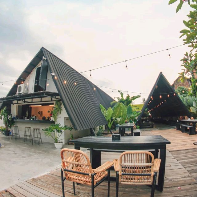 WARUNK BASTIAN | WITH A SEMI INDOOR AND OUTDOOR CONCEPT WITH A VIEW OF THE RICE FIELDS