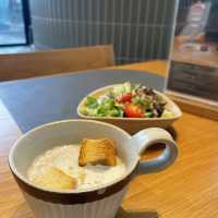 「Delish Kitchen by ALOT」：啟德商場的藝術餐廳，口碑一流！