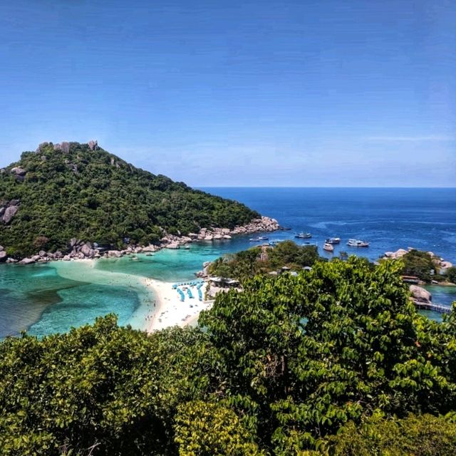 วิวทะเลมุมสูงเกาะนางยวน