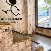 ㅇㅂㅂ ABEBE BAKERY超夯排隊名店！爆漿奶油甜甜圈，一口咬下幸福感滿到溢出來！🍩💕