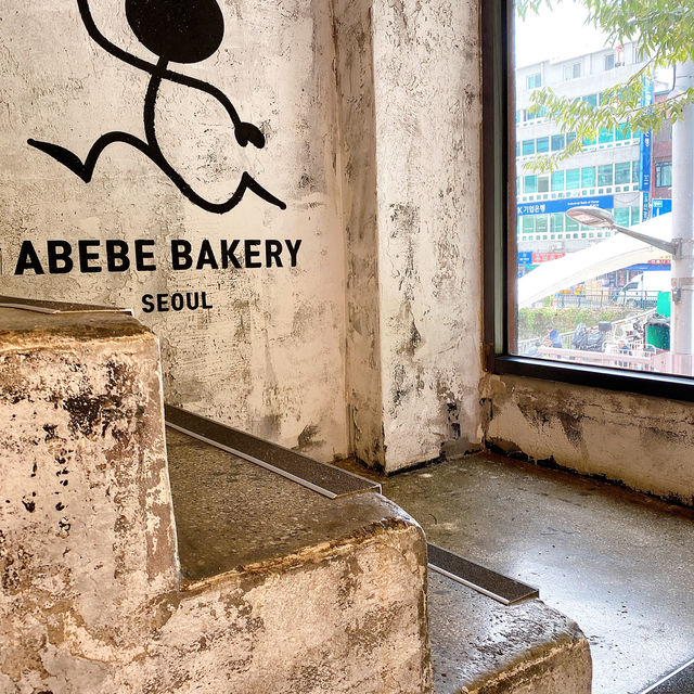 ㅇㅂㅂ ABEBE BAKERY超夯排隊名店！爆漿奶油甜甜圈，一口咬下幸福感滿到溢出來！🍩💕