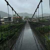 雨中遊壯觀十分瀑布，老街祈願放天燈