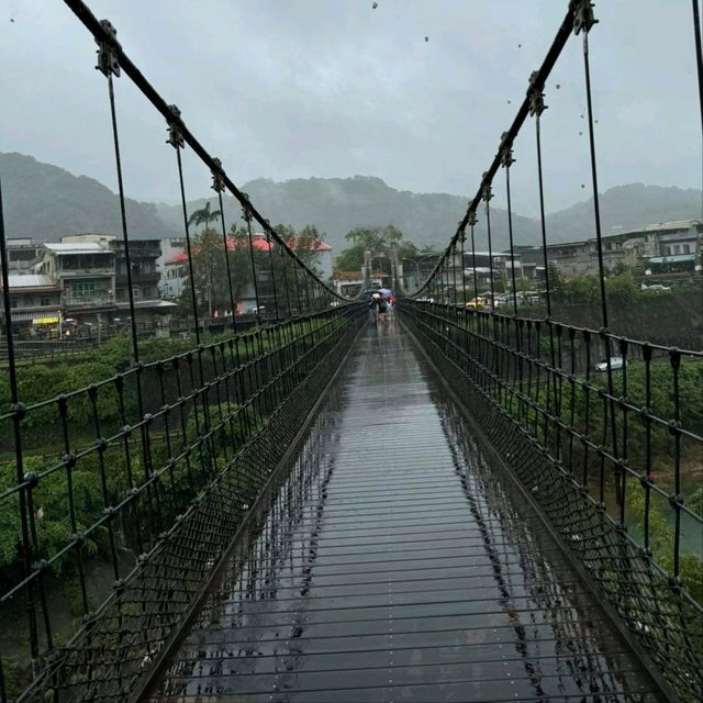 雨中遊壯觀十分瀑布，老街祈願放天燈