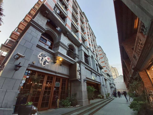 大稻埕與迪化街：懷舊與現代商店 🌅🛍️