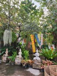 【チェンマイ】水色のポーチが珍しい 寺子屋Wat Puak Chang