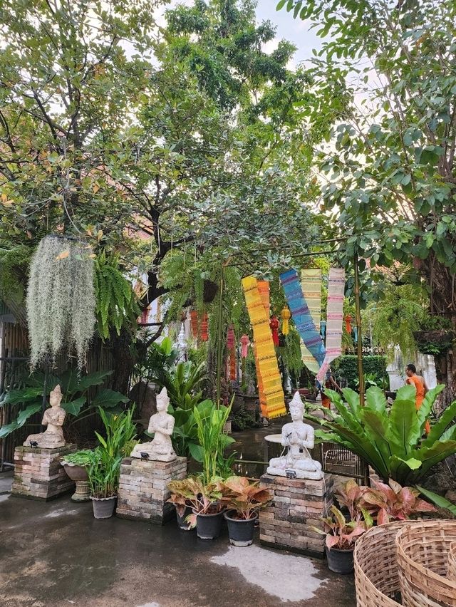 【チェンマイ】水色のポーチが珍しい 寺子屋Wat Puak Chang