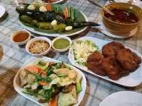 พามาทานปลาช่อนเผาใบยออร่อยมาก คือดีมาก