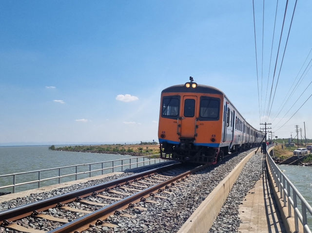 นั่งรถไฟลอยน้ำชมธรรมชาติกันที่บ้านโคกสลุง