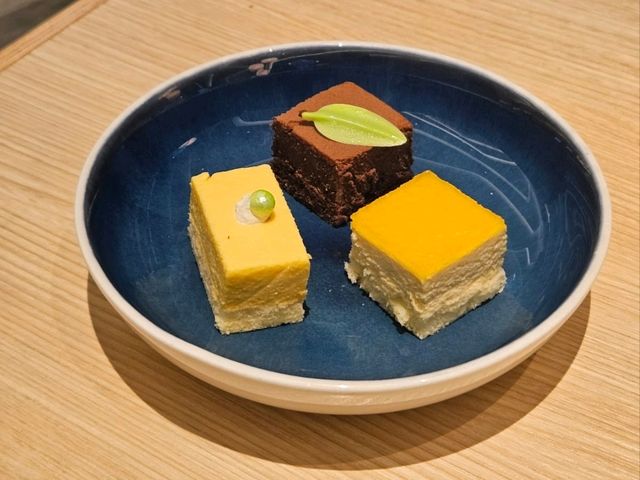 機場新酒店大堂酒廊的休閒晚餐
