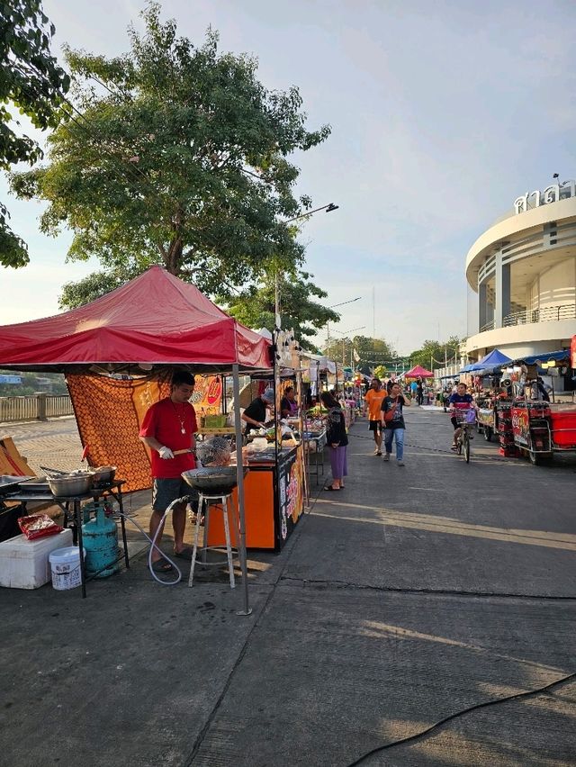 ตลาดสราญยามเย็น สุดชิลริมแม่น้ำแม่กลอง