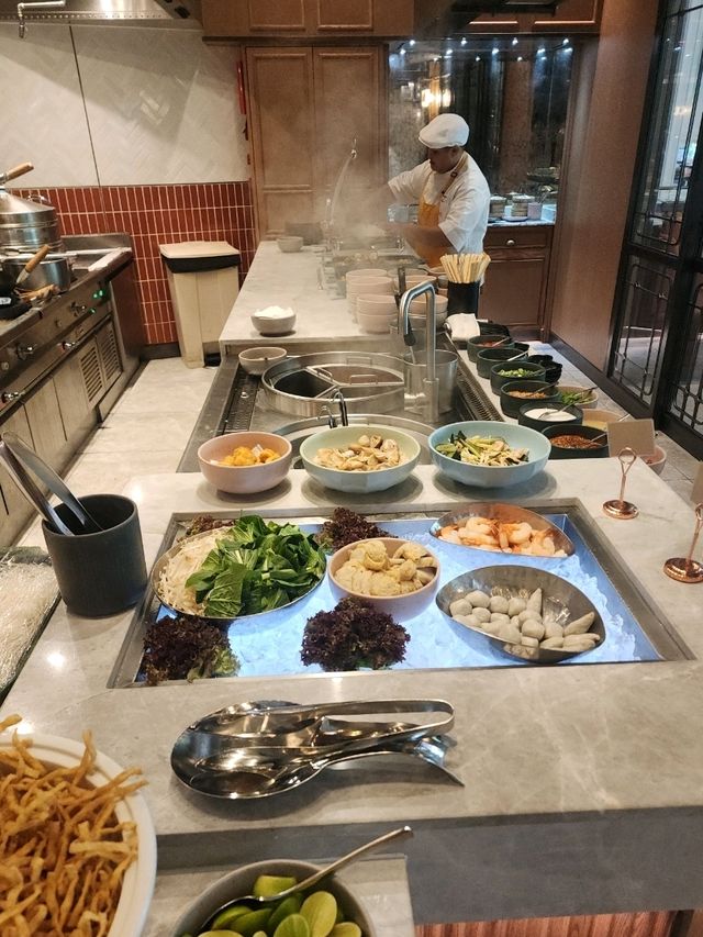 บุฟเฟ่ต์มื้อกลางวันที่โรงแรมแลนด์มาร์ค