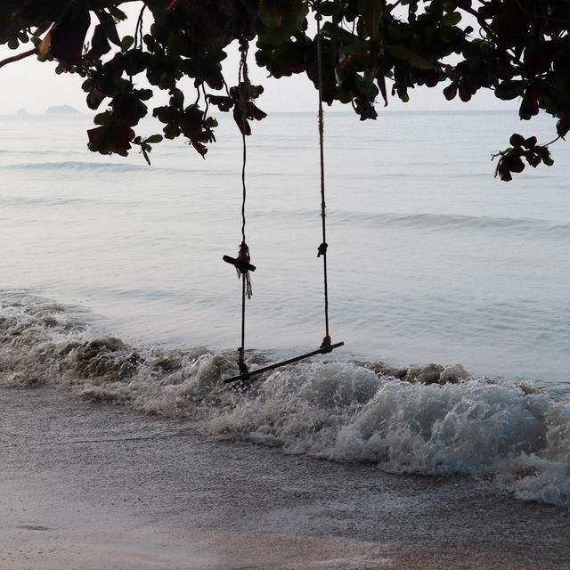 หาดทรายขาว หนึ่งในหาดที่สงบมากทรายขาวสมชื่อ