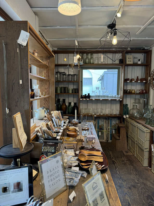 【淡路島】アンティーク家具と雑貨、カフェが楽しめる複合施設　ROCCA