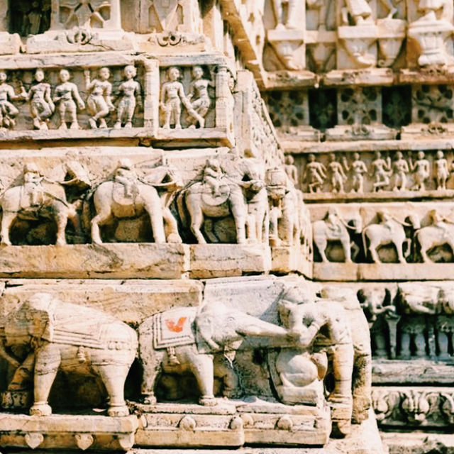 壮大な彫刻が魅力！ウダイプール最大のヒンドゥー教寺院🙏