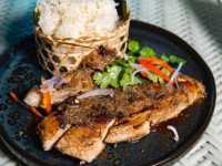 ร้านอาหารกลางน้ำ หน้าหาดบางเทา วิวทะเลสาบ