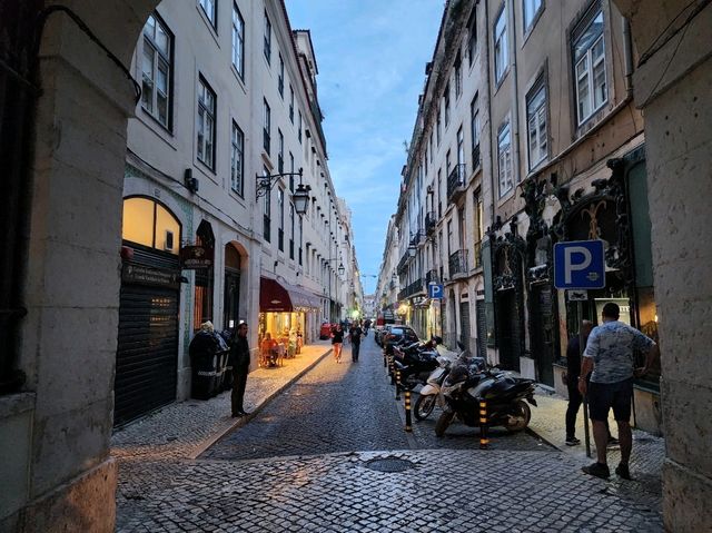 [🇵🇹リスボン] 黄色の路面電車が走る街を歩く