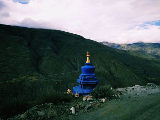 中國西藏山南著名寺廟景點洛卓沃龍寺，適合打卡拍照📸