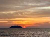 🌴✨ Tanjung Aru Beach: Kota Kinabalu’s Sunset Paradise ✨🌅