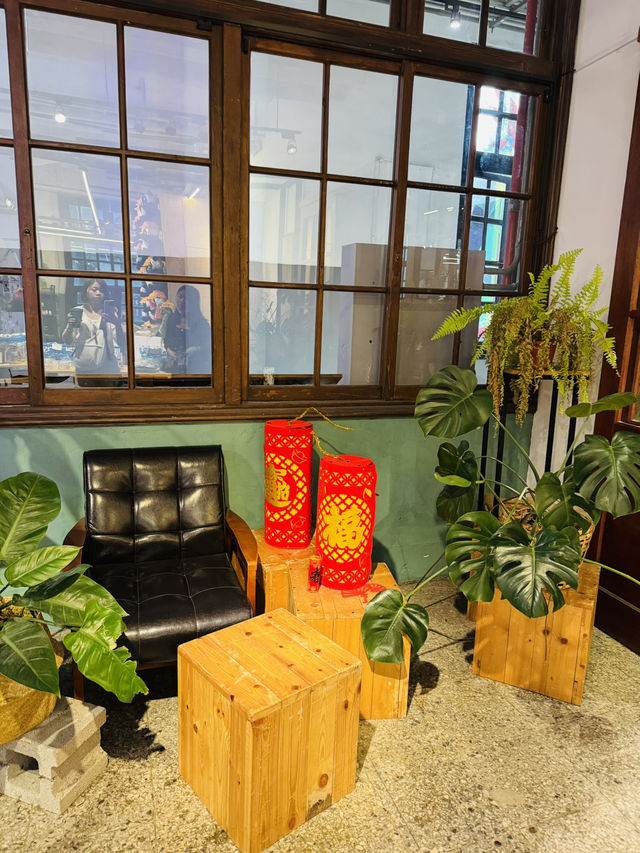 Urban Jungle Meets Pineapple Charm
