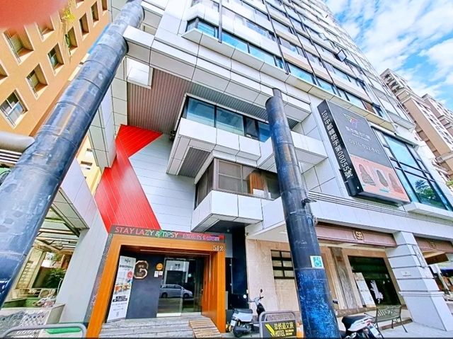 這個旅店真是太棒了！它坐落在台中市中心，靠近勤美誠品百貨