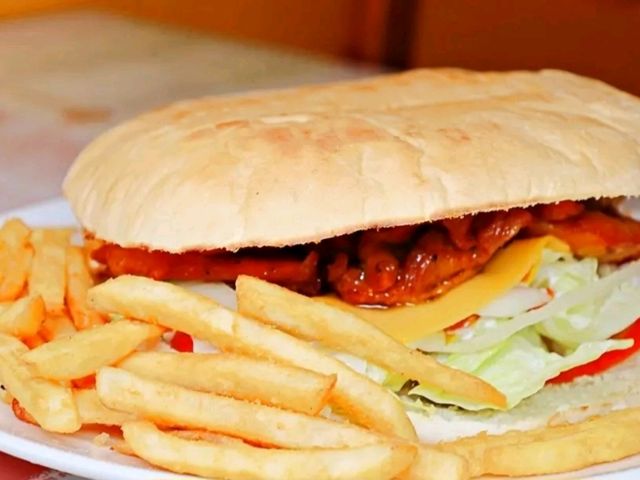 HUGE BURGER，超濃花生醬「超寬漢堡」VS. 四層起司牛肉「超高漢堡」，你選哪個？
