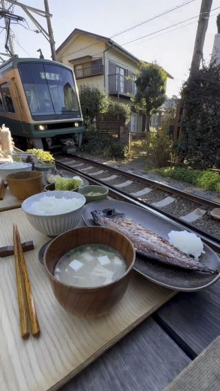 Between Ocean Breeze and Vintage Rails: A Kamakura Morning