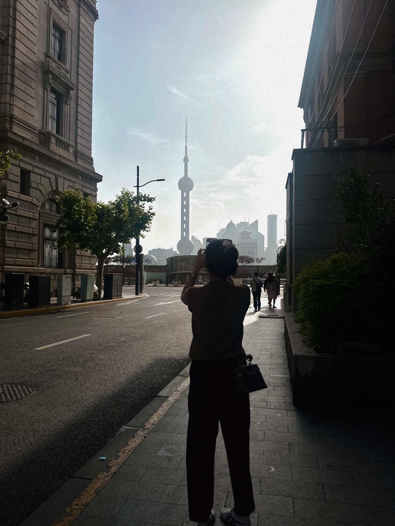 Arrived in Shanghai and started the day exploring The Bund, the iconic skyline! Then we headed to Nanjing Road—a must-visit for anyone in the city. Of course, I couldn’t skip Chagee, but this time I discovered my new fave: Da Hong Pao Milk Tea🧋

We kept walking until nightfall, and honestly, Nanjing Road at night is magical—the city lights are a feast for the eyes✨ #china #exploringshanghai #shanghai #thebund 