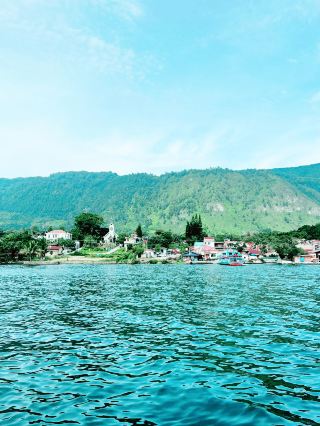從 Tiga Raja 到 Tuk Tuk 的景觀渡輪之旅：多巴湖探險