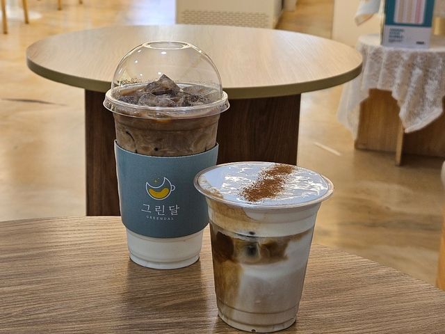 계곡에 발 담글 수 있는 감성카페 그린달