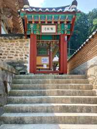 한옥 사찰의 고요한 매력 🌿