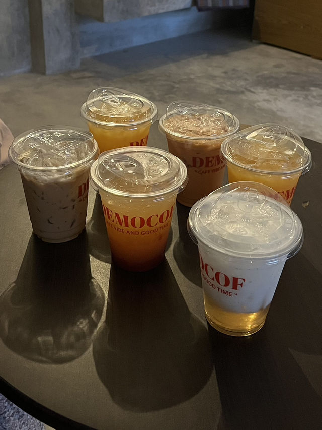 Democof ร้านกาแฟของคนฮิป ๆ ☕️