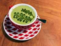 Neighborhood cafe with excellent drinks