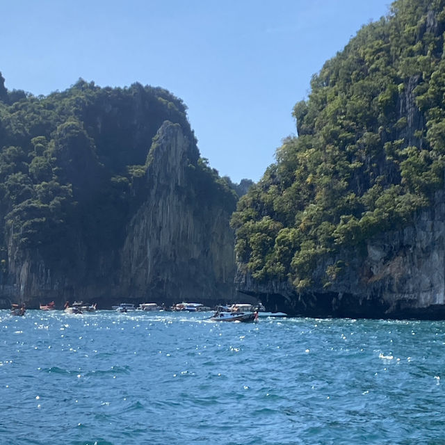 เกาะพีพี (Phi Phi Islands) 🌴🌊 
