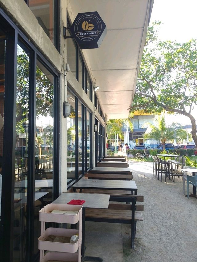 Cakes + Ocean View = The Perfect Chill Spot