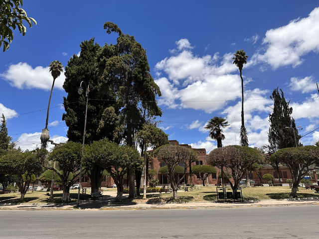 【Parque Simón Bolívar｜スクレの憩いと歴史が交差する都会のオアシス】