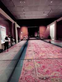 上週末到香港故宫文化博物館9號館看「天方奇毯  伊斯蘭與世界文明的交織」。近距離細看來自蕯法維伊朗，鄂圖曼士耳其和莫臥兒印度一帶的地毯。還有陶瓷，金器，手槁等。可用整天看地毯的設計，細構和圖案。