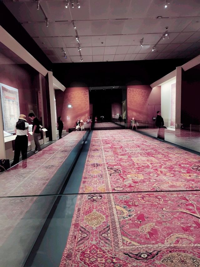 上週末到香港故宫文化博物館9號館看「天方奇毯  伊斯蘭與世界文明的交織」。近距離細看來自蕯法維伊朗，鄂圖曼士耳其和莫臥兒印度一帶的地毯。還有陶瓷，金器，手槁等。可用整天看地毯的設計，細構和圖案。