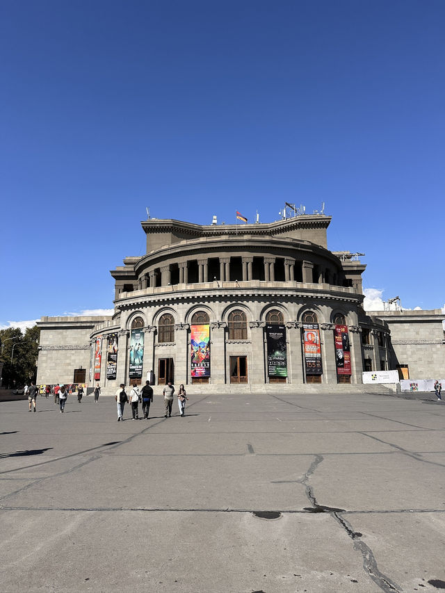 【Yerevan Opera Theatre／エレバン歌劇場｜“文化の鼓動が響く円形の殿堂”】
