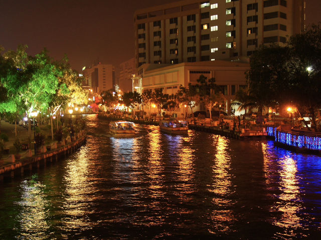 🌊 Malacca River Walk – Two Worlds in One Stroll 