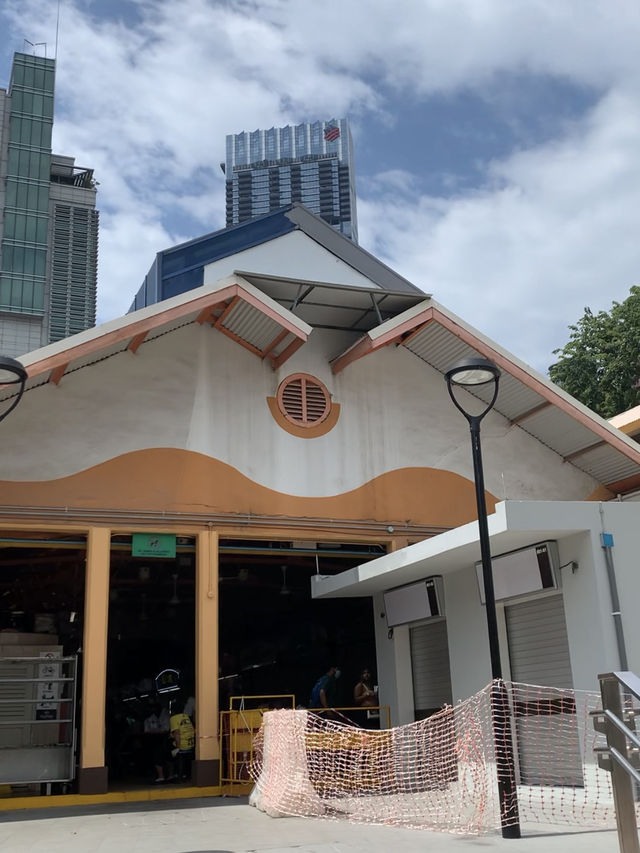 ศูนย์อาหาร Maxwell รวมอาหารท้องถิ่นสิงคโปร์