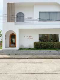 Iso 400 studio คาเฟ่มินิมอลแห่งสารคาม