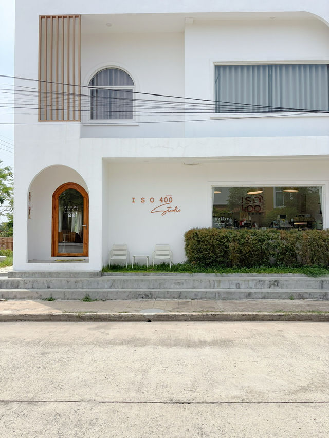 Iso 400 studio คาเฟ่มินิมอลแห่งสารคาม