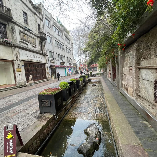 🏮 Wandering Through Hangzhou’s Time-Honored Streets: 河坊街 & 南宋御街